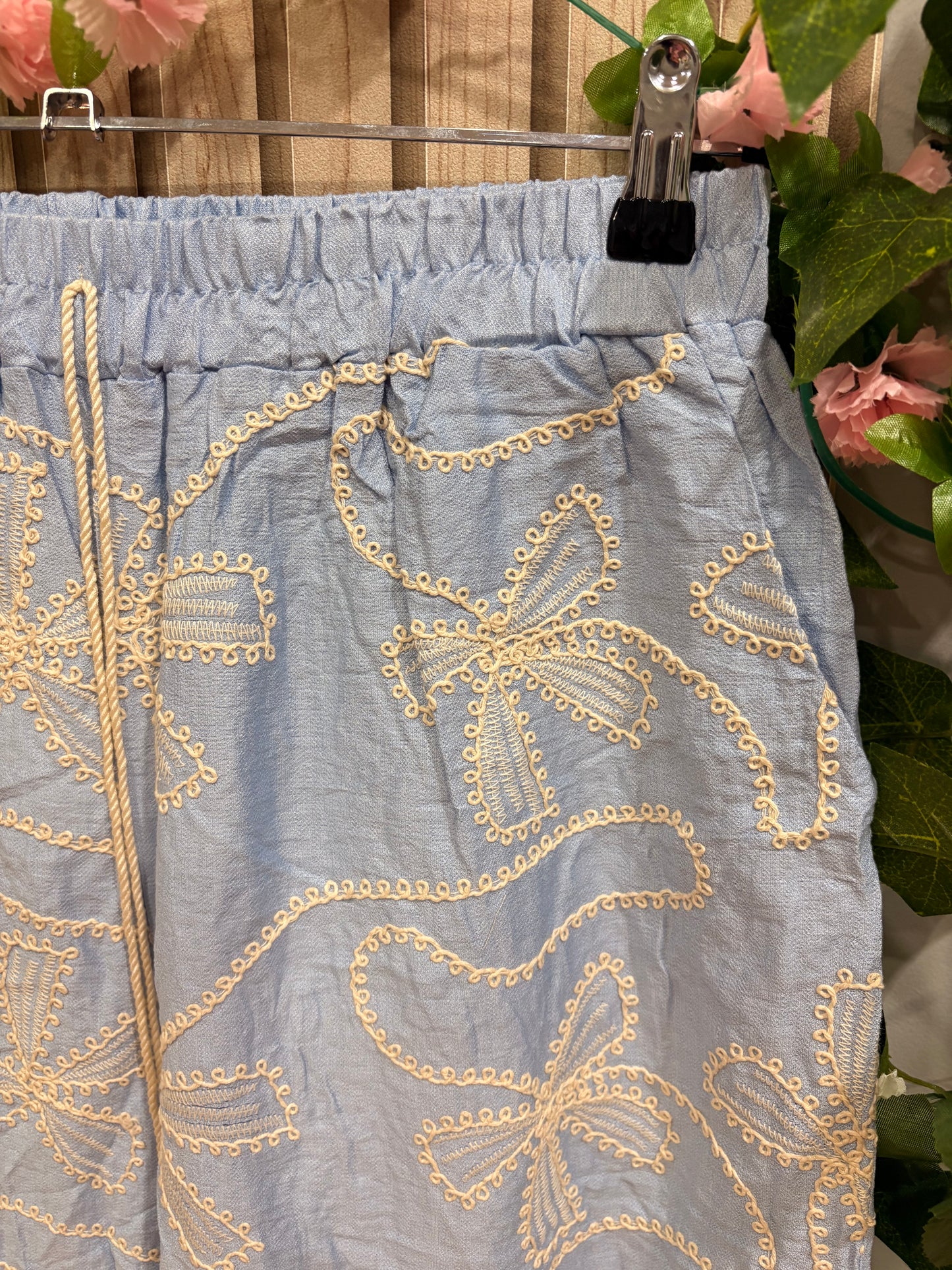 Conjunto Aura Bordado – set mujer con camisa y pantalón ancho bordado azul