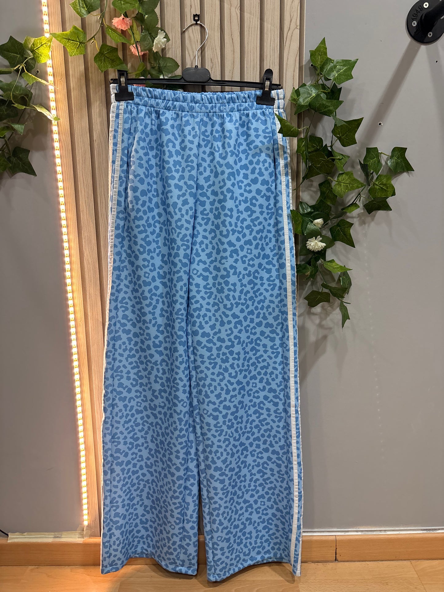 Conjunto Effortless – set deportivo estampado mujer con pantalón ancho y camiseta oversize