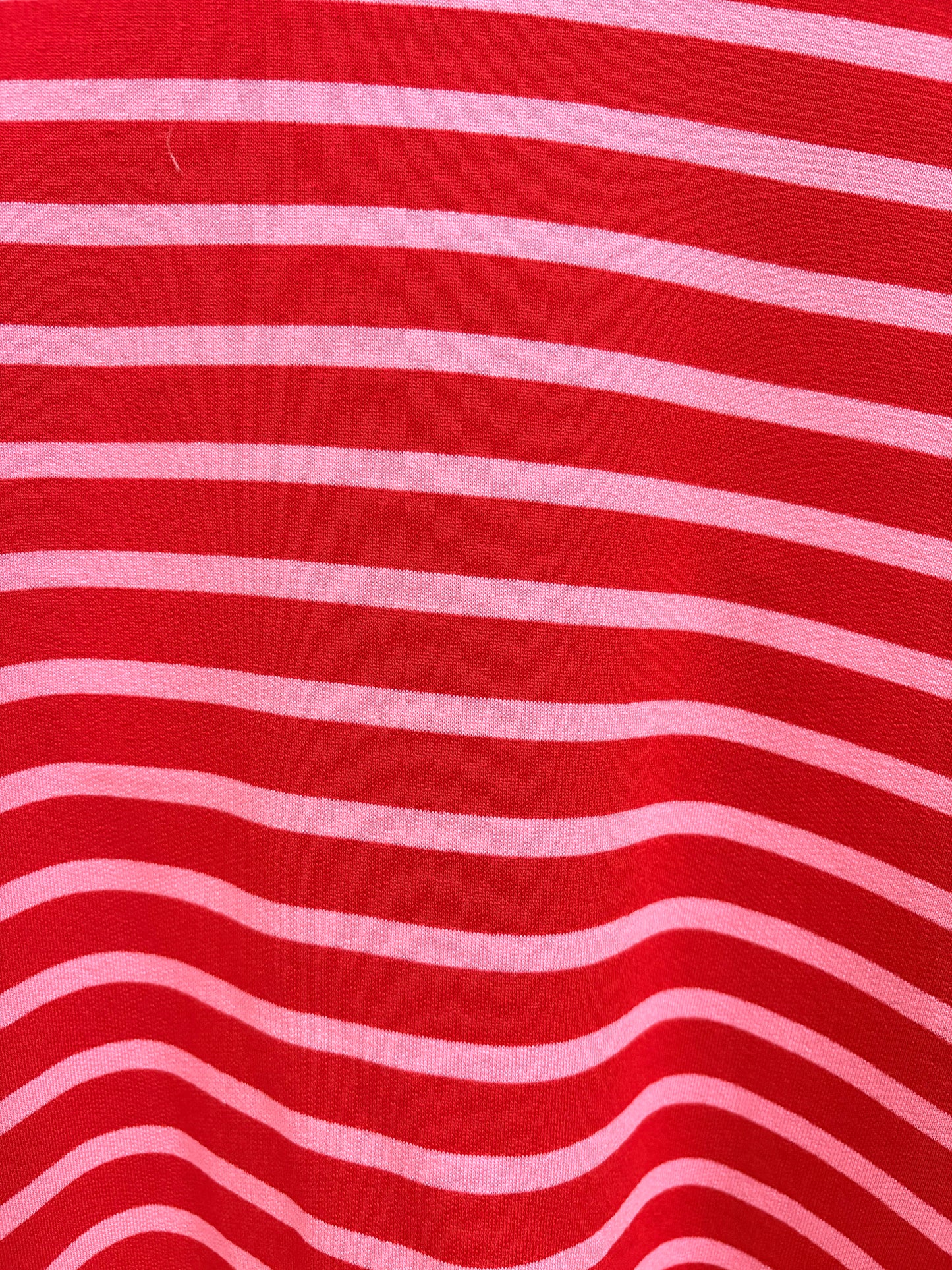Camiseta Zirel.  El básico con actitud que transforma cualquier look.