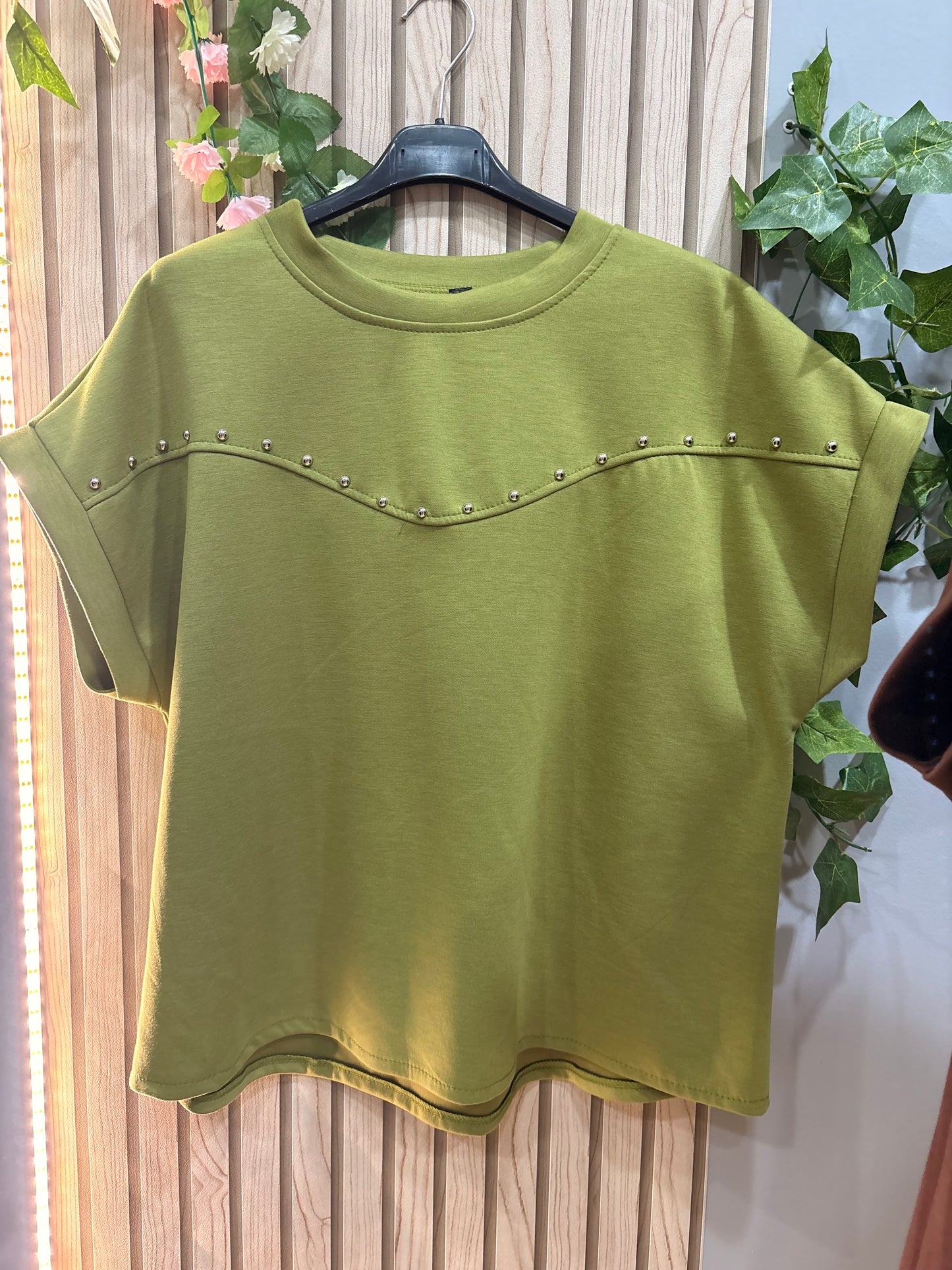 Camiseta Nova – camiseta mujer oversize con detalle de tachuelas