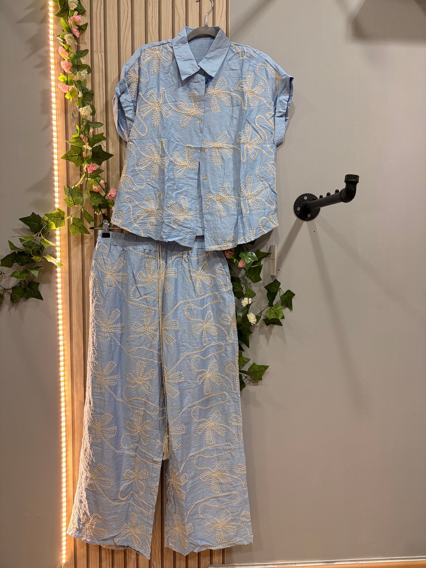 Conjunto Aura Bordado – set mujer con camisa y pantalón ancho bordado azul