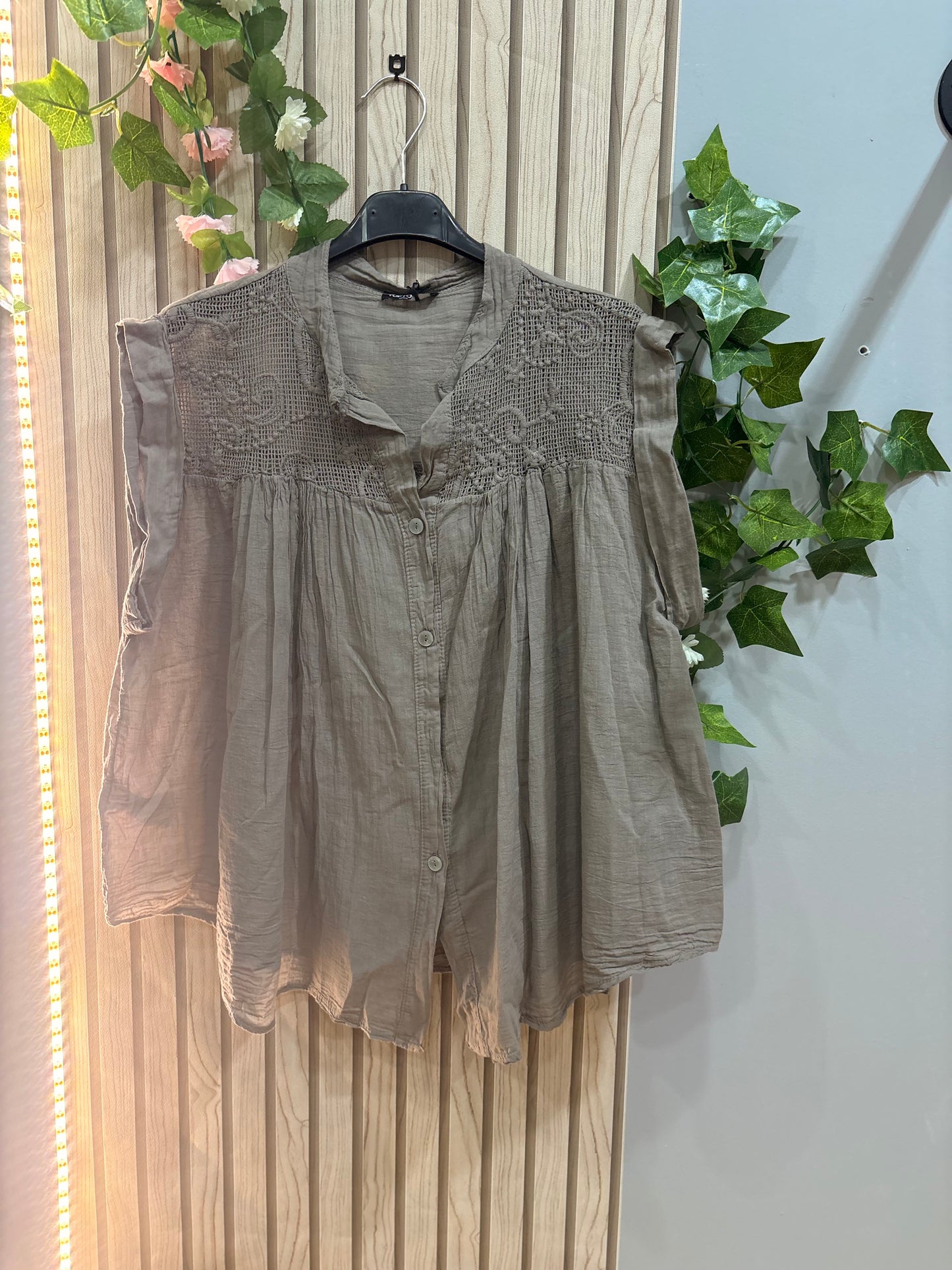 Blusa Alma – blusa mujer boho con bordado y volante en hombro