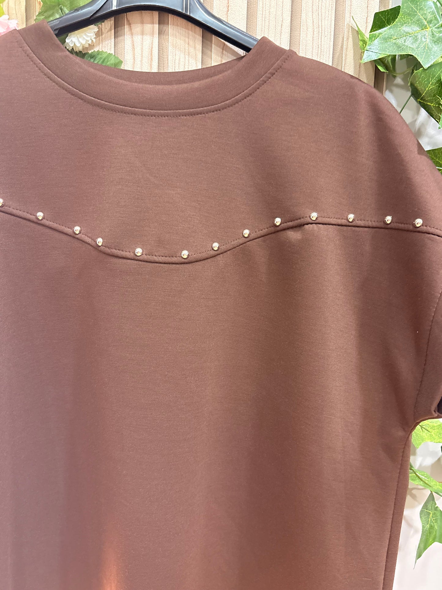 Camiseta Nova – camiseta mujer oversize con detalle de tachuelas