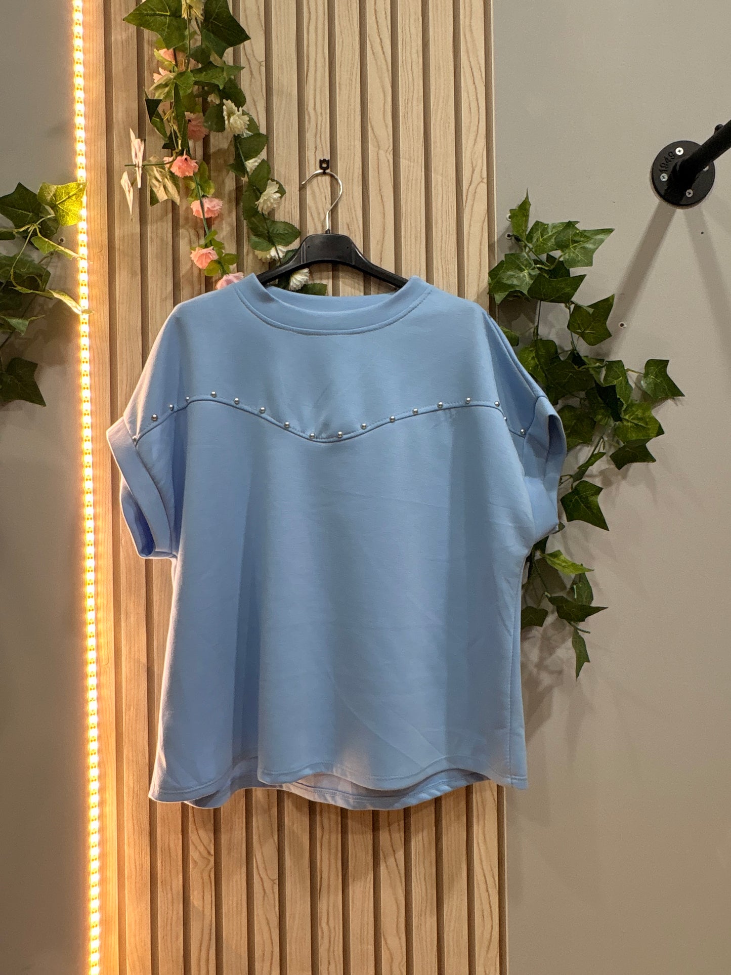 Camiseta Nova – camiseta mujer oversize con detalle de tachuelas