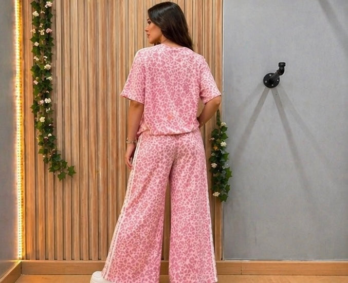 Conjunto Effortless – set deportivo estampado mujer con pantalón ancho y camiseta oversize