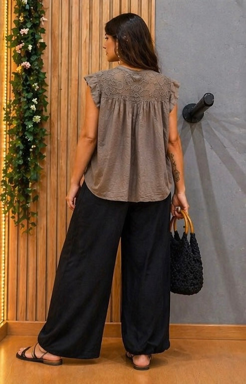 Blusa Alma – blusa mujer boho con bordado y volante en hombro