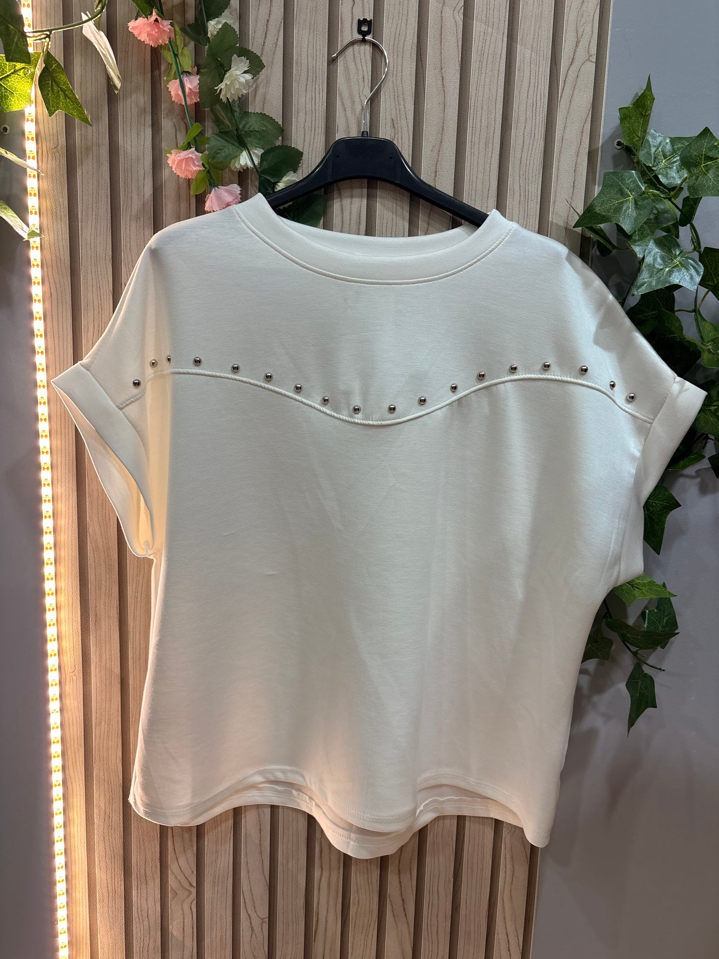 Camiseta Nova – camiseta mujer oversize con detalle de tachuelas