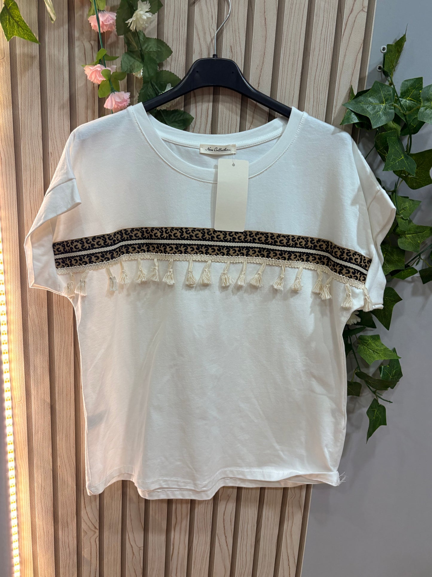 Camiseta Azira – camiseta mujer boho con pasamanería y borlas