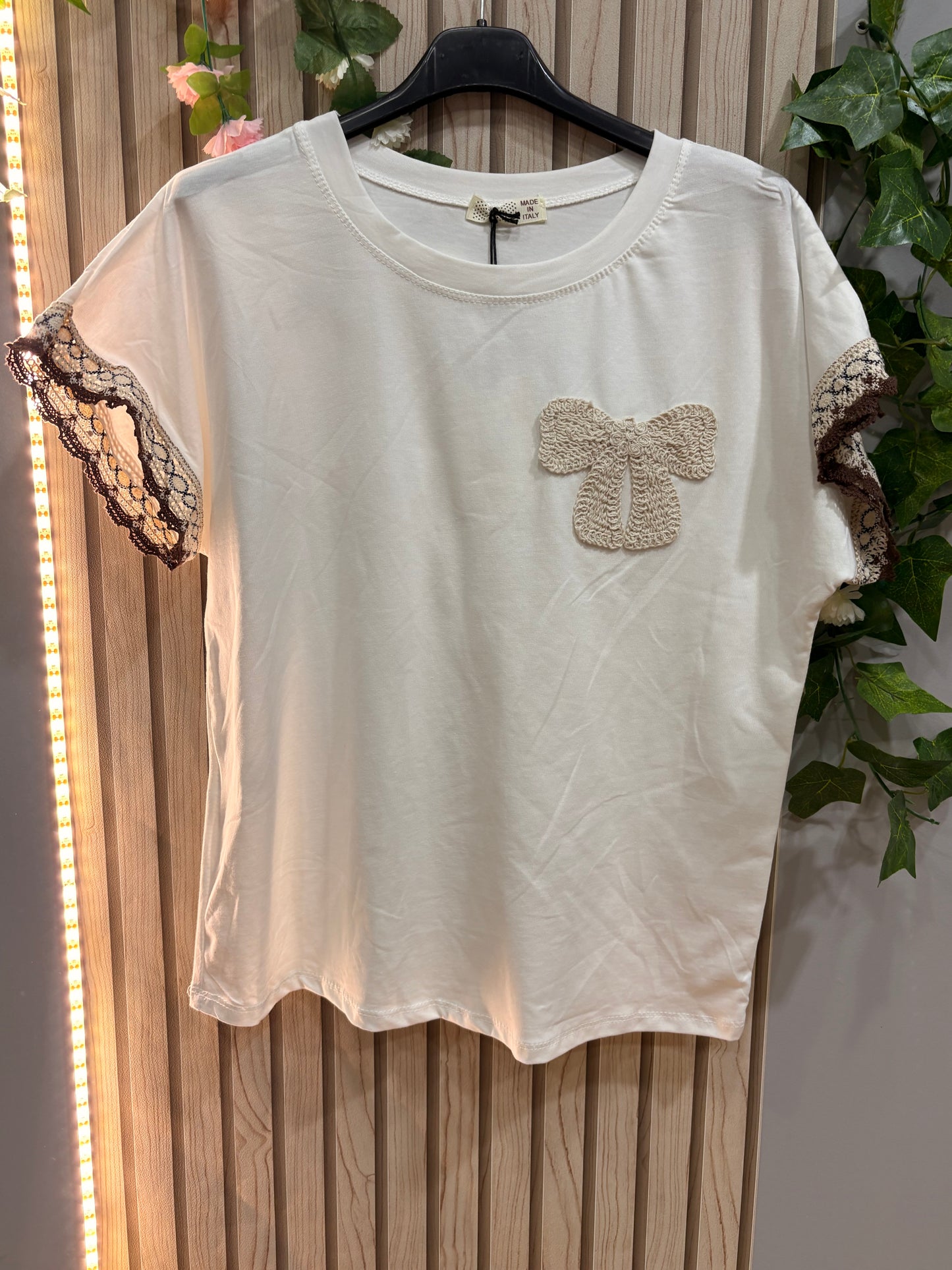 Camiseta Aveline – camiseta mujer detalle encaje lazo beige