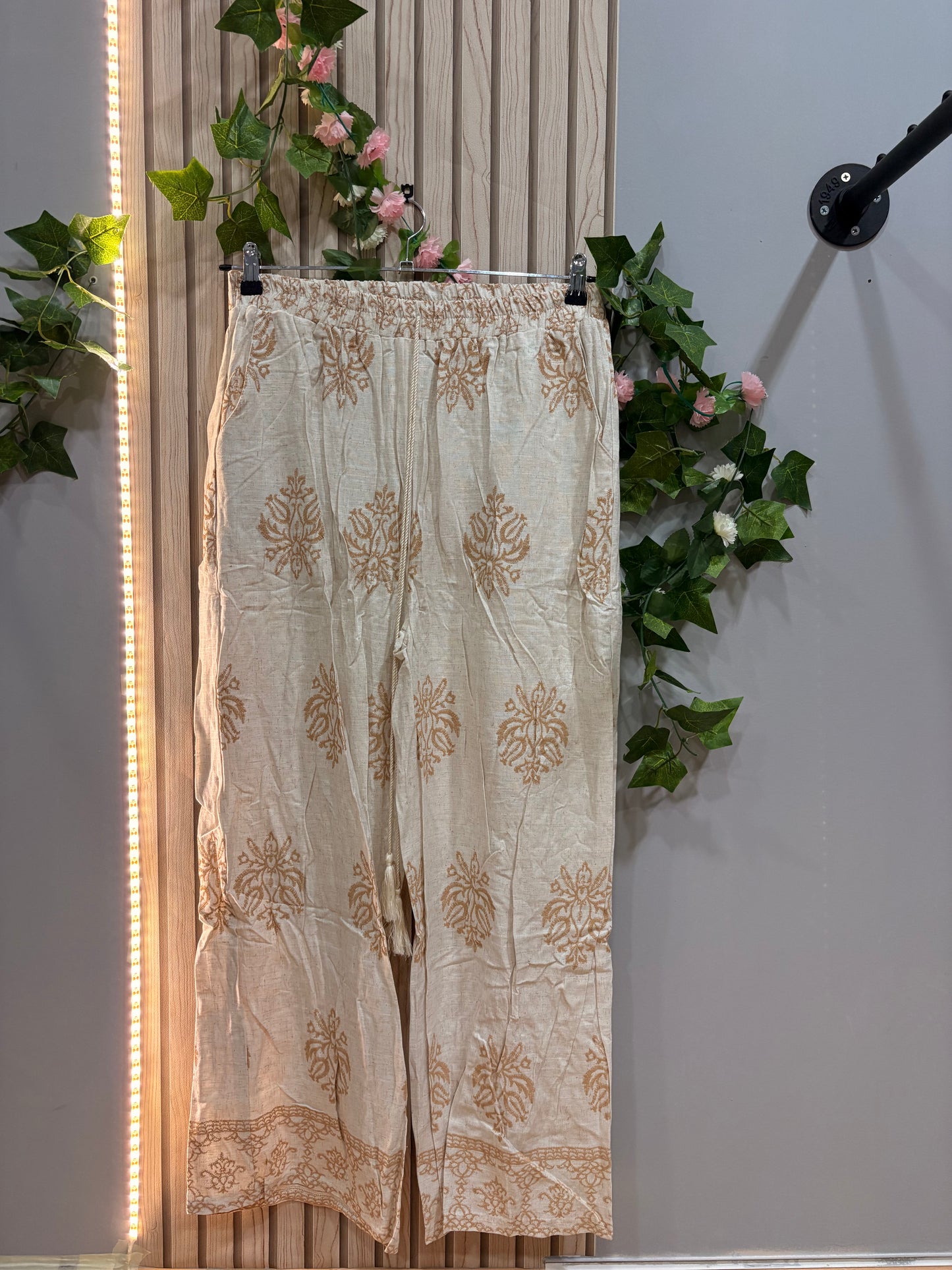 Conjunto Sahara – set mujer estampado beige con pantalón ancho y blusa ligera