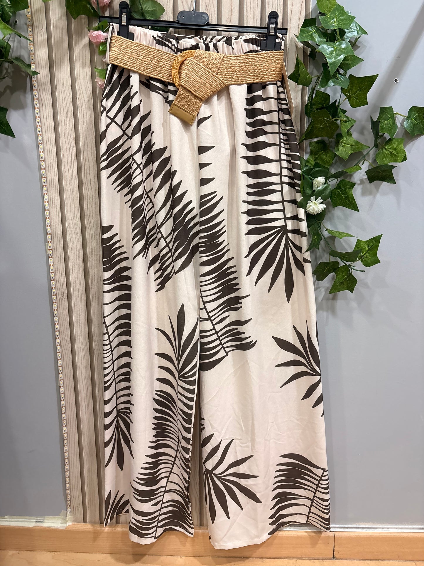 Pantalón Maore Fluido, elegante y con ese aire exótico que eleva cualquier look.
