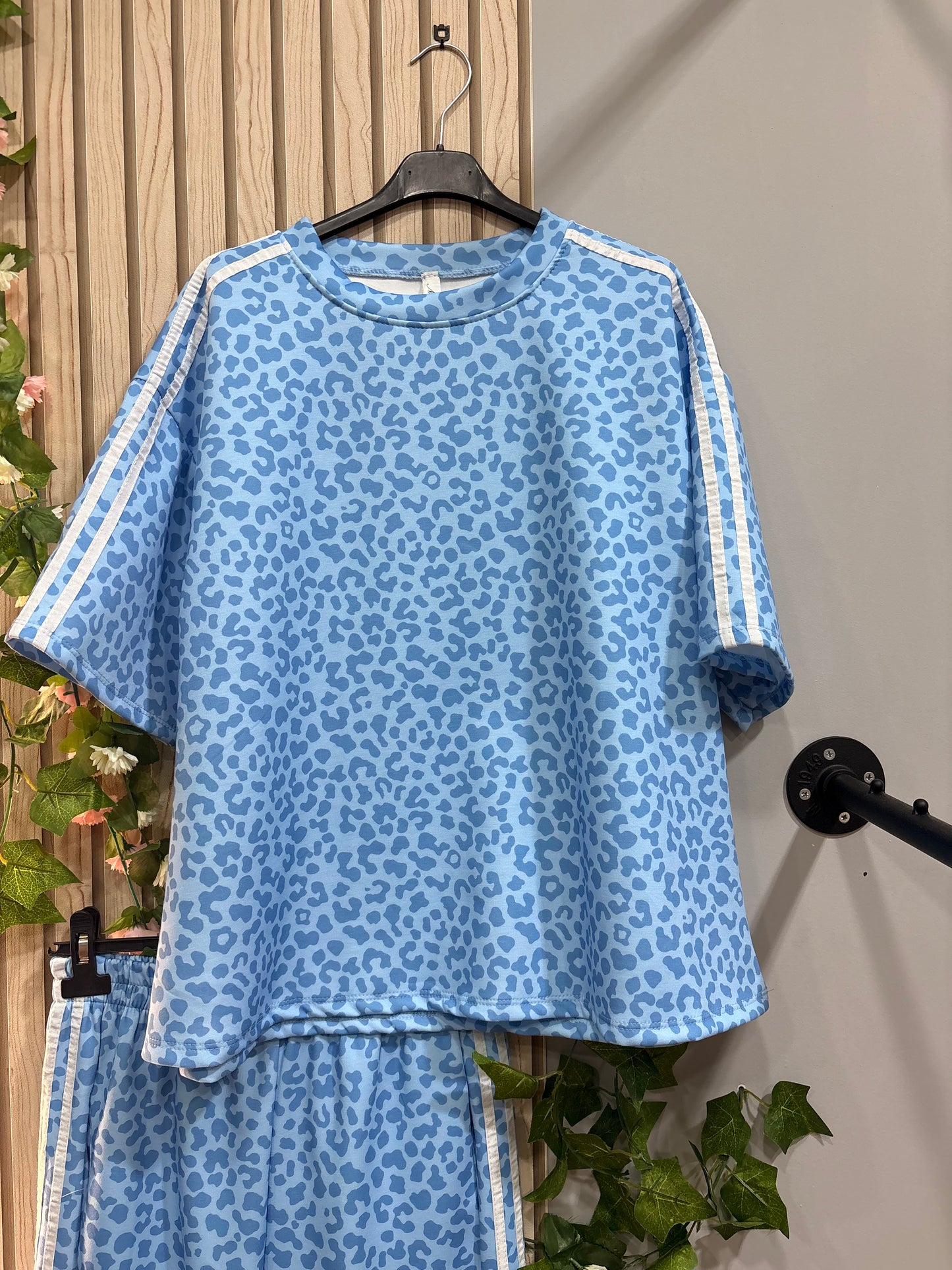 Conjunto Effortless – set deportivo estampado mujer con pantalón ancho y camiseta oversize