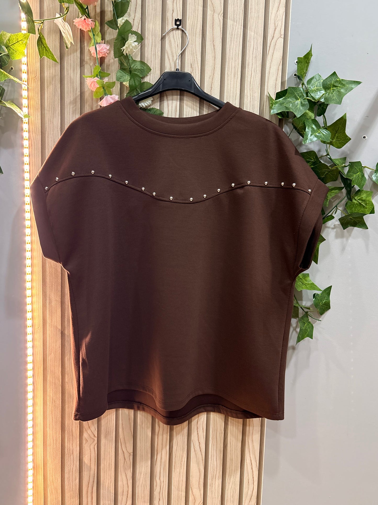 Camiseta Nova – camiseta mujer oversize con detalle de tachuelas