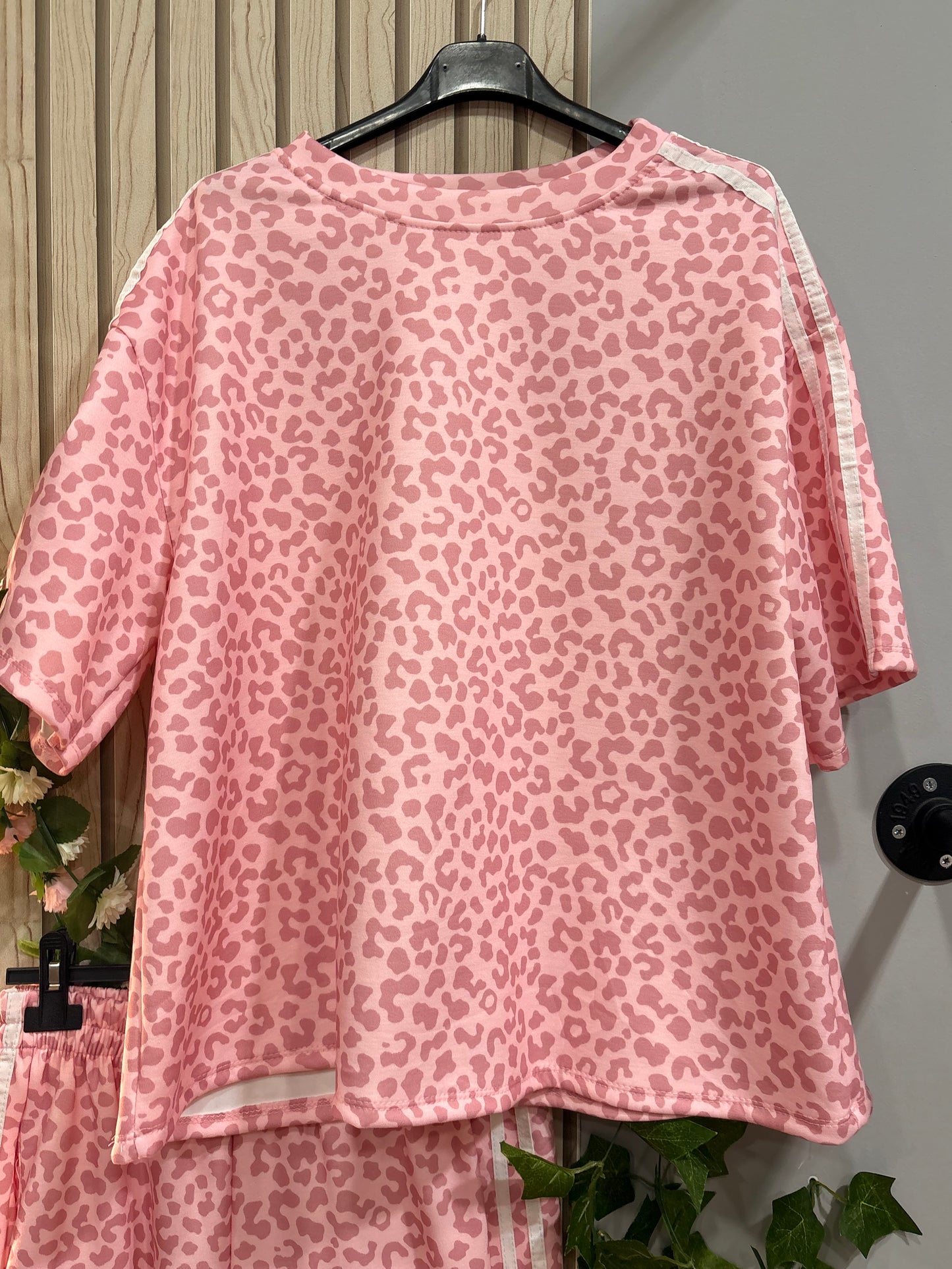 Conjunto Effortless – set deportivo estampado mujer con pantalón ancho y camiseta oversize