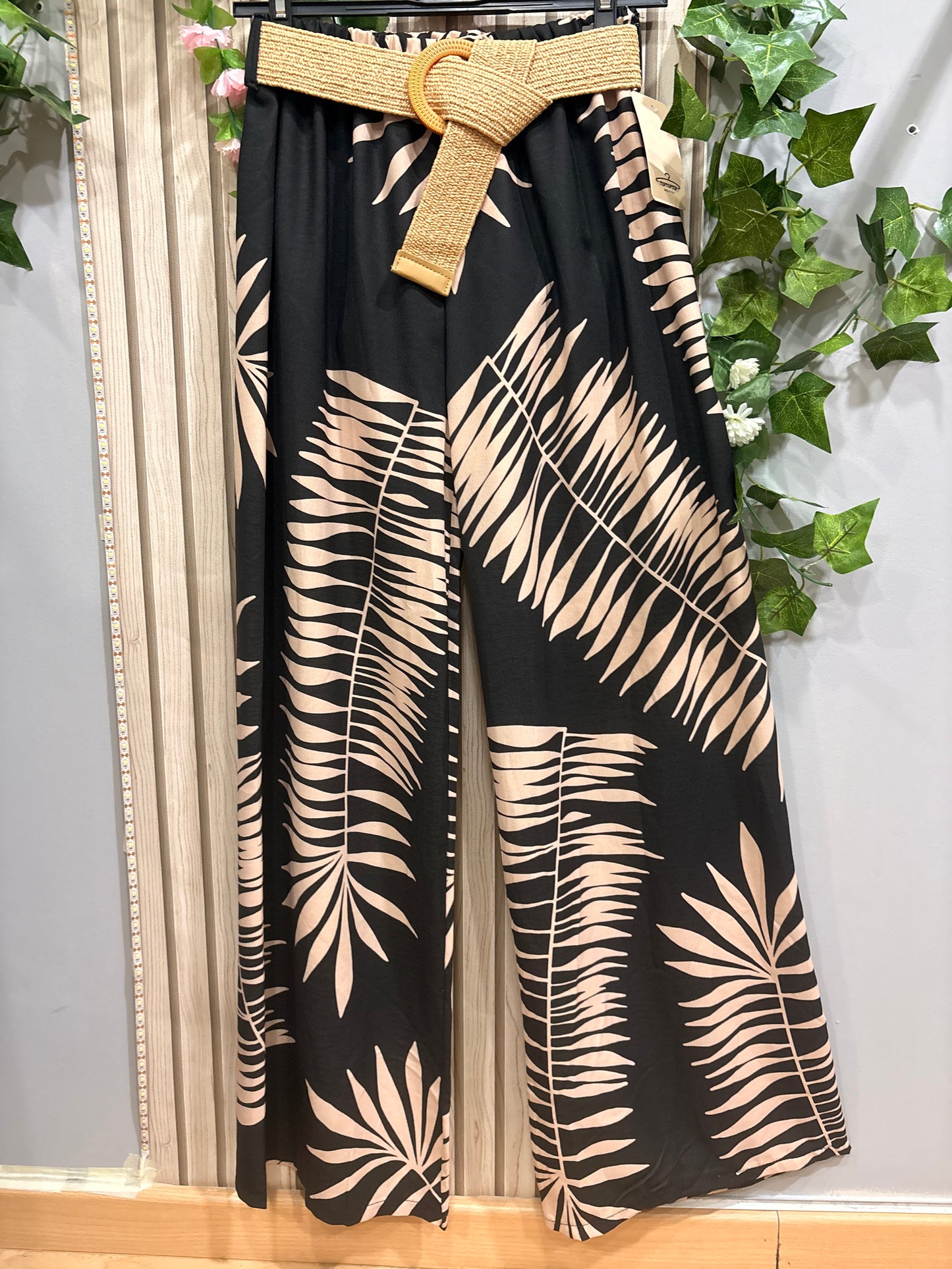 Pantalón Maore Fluido, elegante y con ese aire exótico que eleva cualquier look.