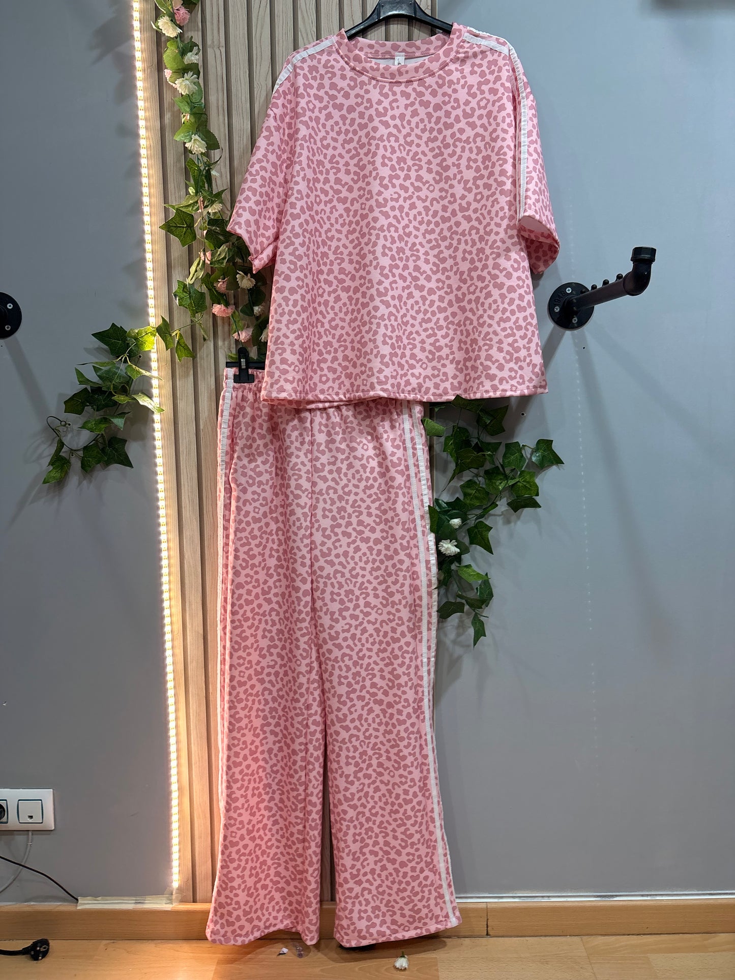 Conjunto Effortless – set deportivo estampado mujer con pantalón ancho y camiseta oversize