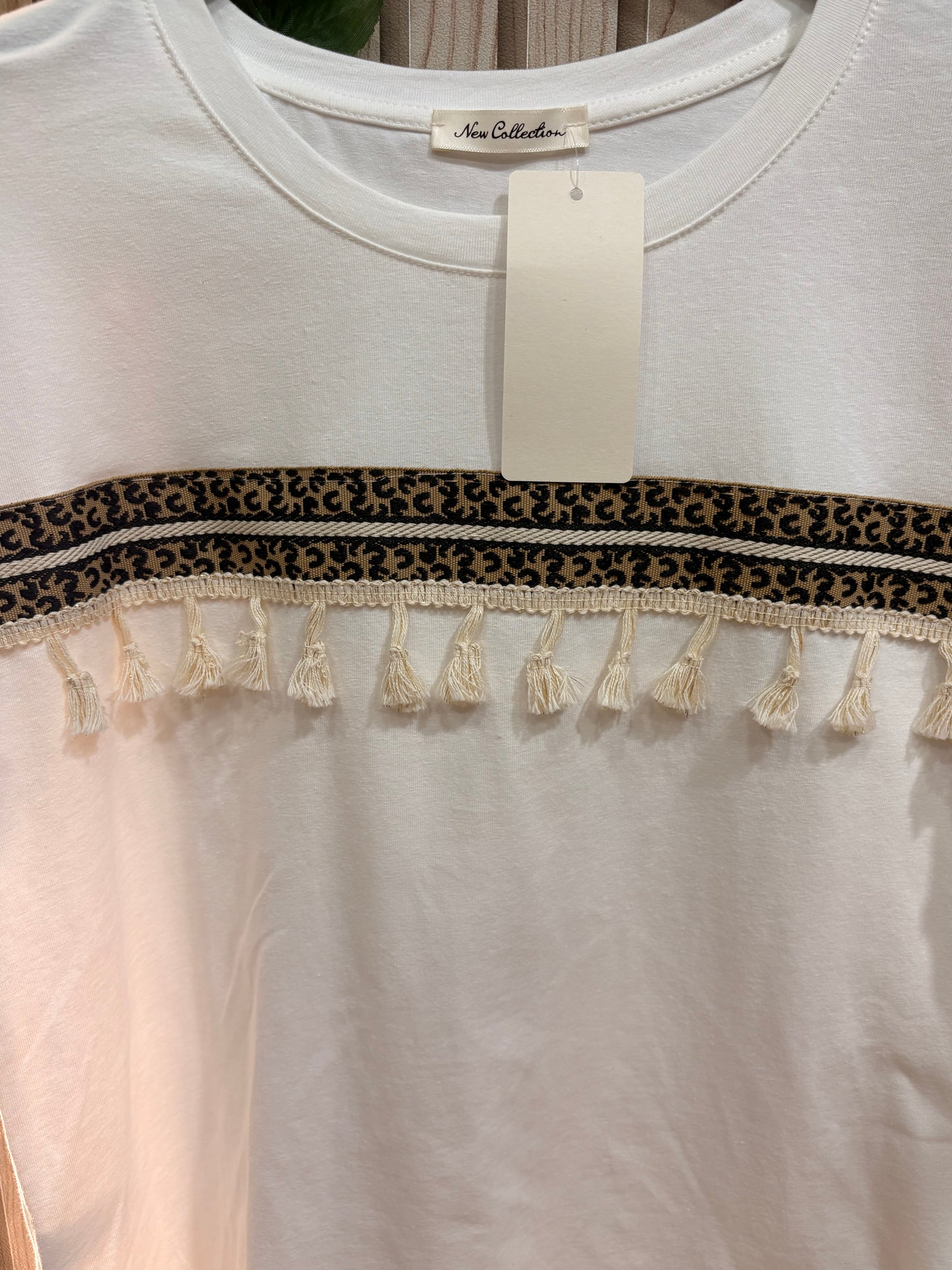 Camiseta Azira – camiseta mujer boho con pasamanería y borlas