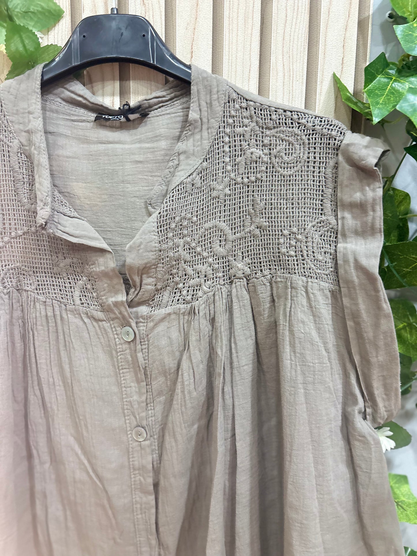 Blusa Alma – blusa mujer boho con bordado y volante en hombro