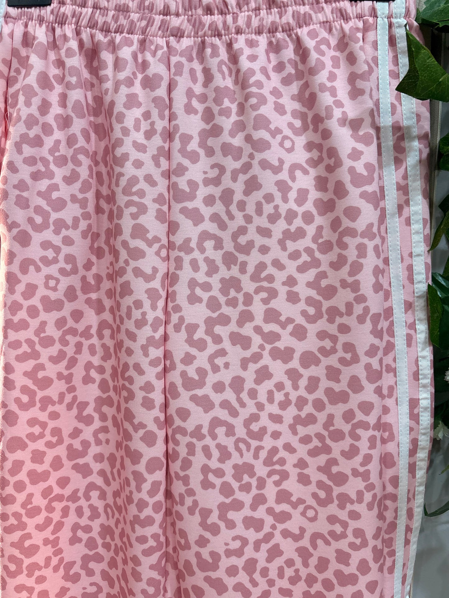 Conjunto Effortless – set deportivo estampado mujer con pantalón ancho y camiseta oversize