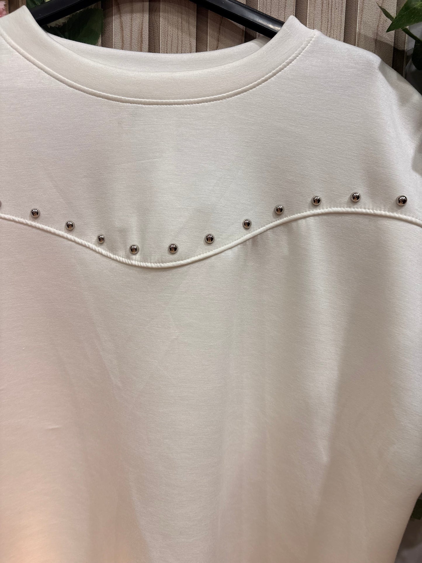 Camiseta Nova – camiseta mujer oversize con detalle de tachuelas