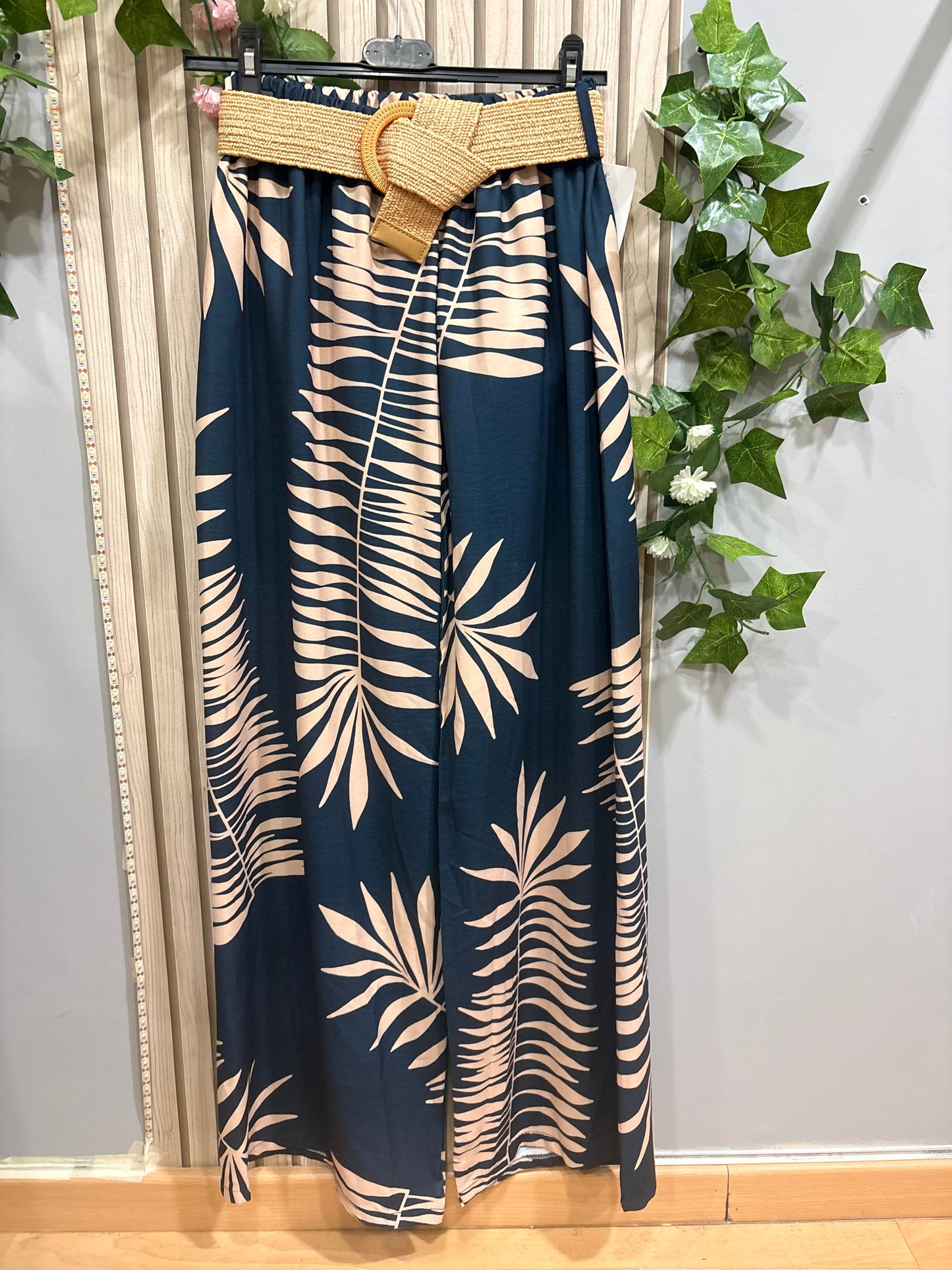 Pantalón Maore Fluido, elegante y con ese aire exótico que eleva cualquier look.