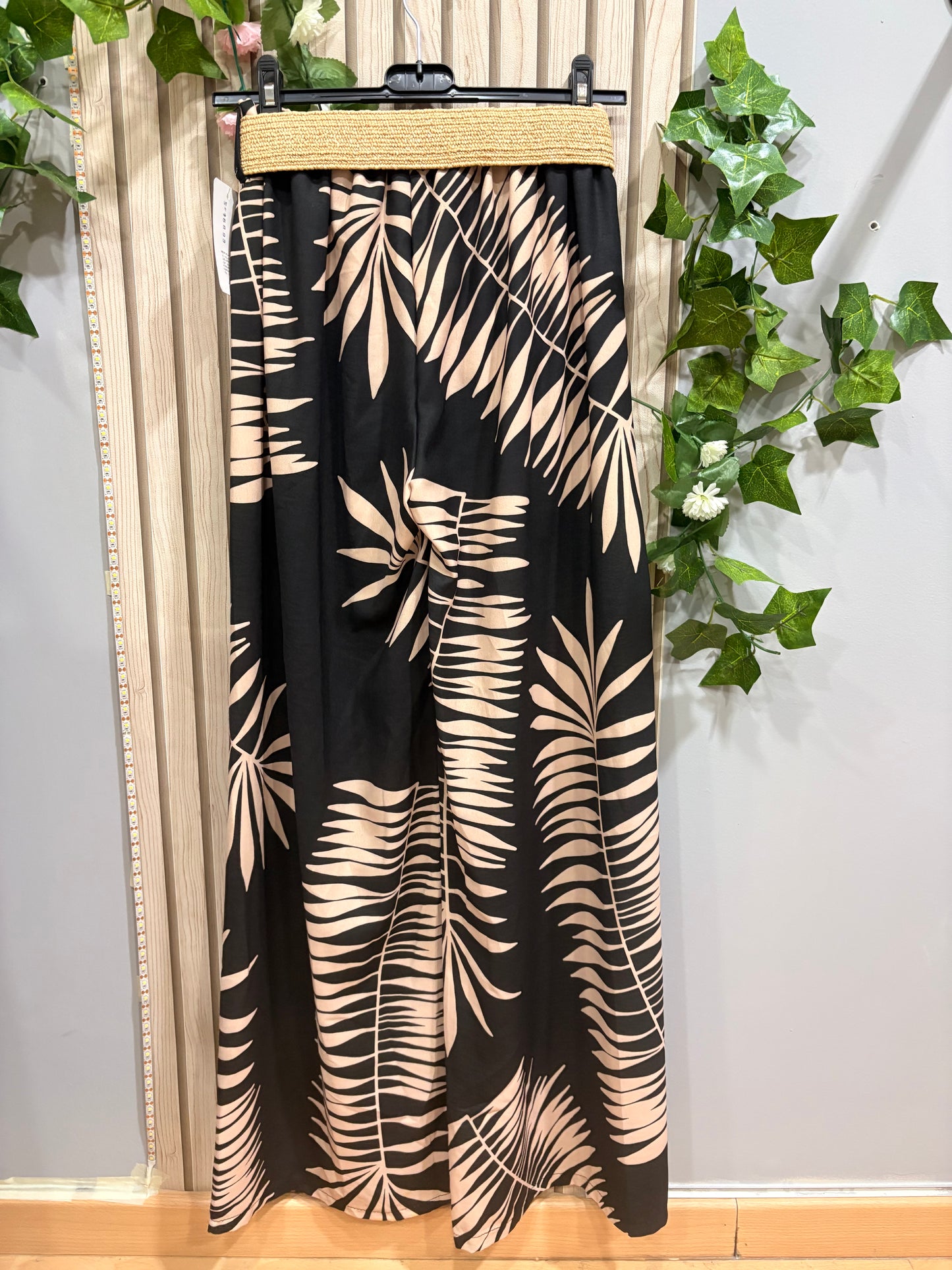 Pantalón Maore Fluido, elegante y con ese aire exótico que eleva cualquier look.