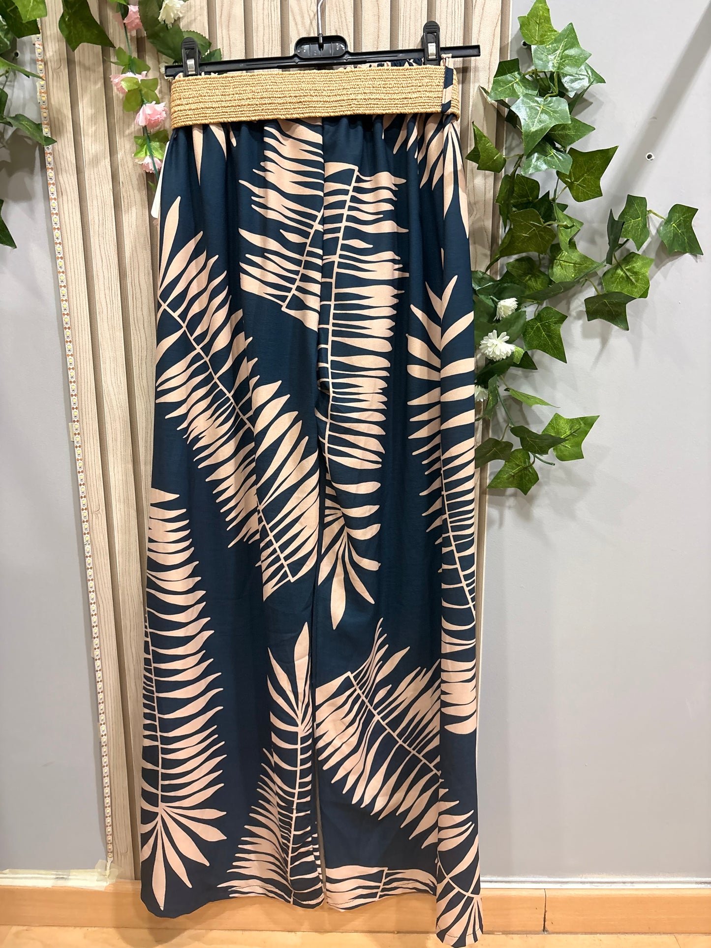 Pantalón Maore Fluido, elegante y con ese aire exótico que eleva cualquier look.