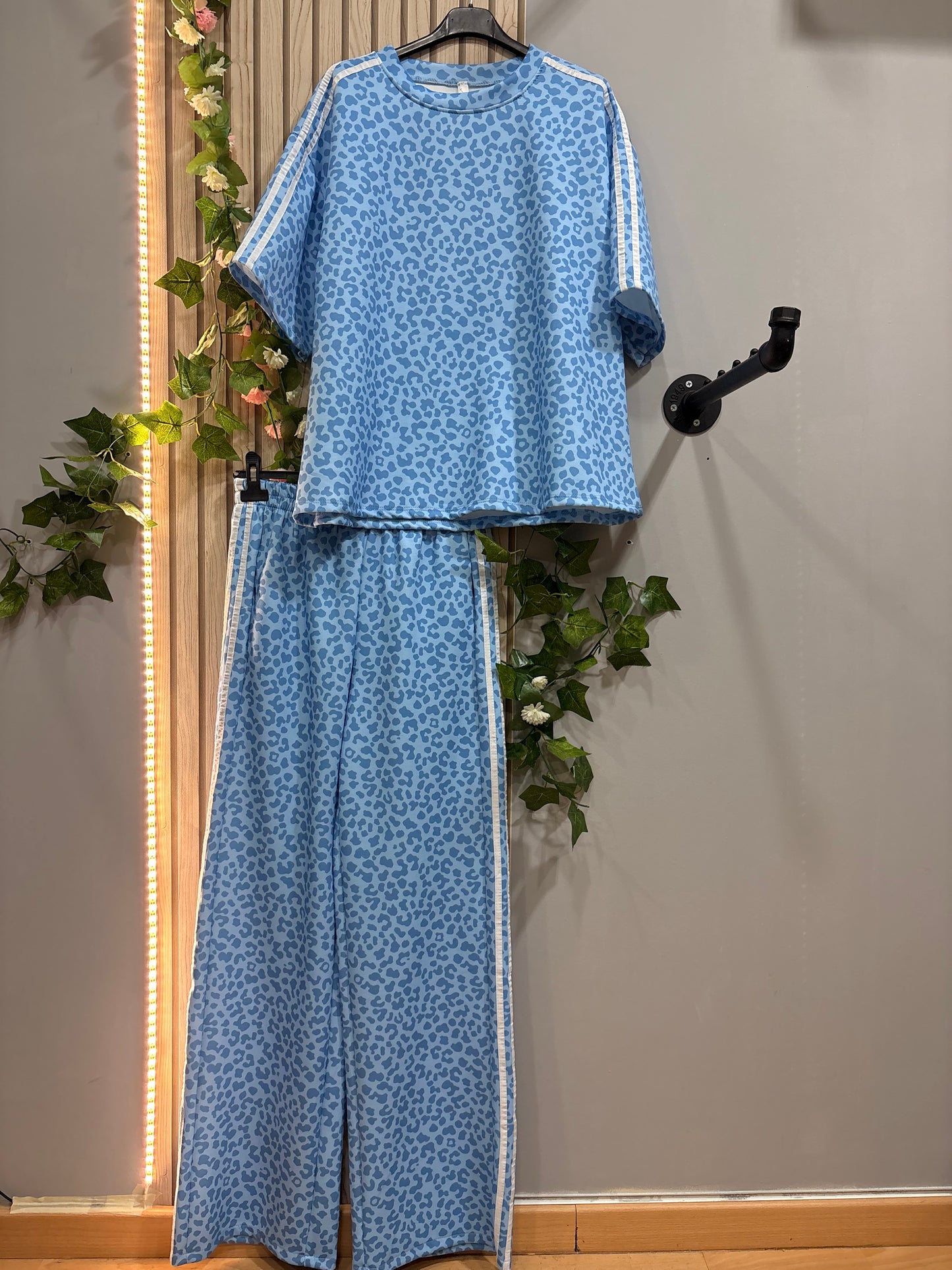 Conjunto Effortless – set deportivo estampado mujer con pantalón ancho y camiseta oversize