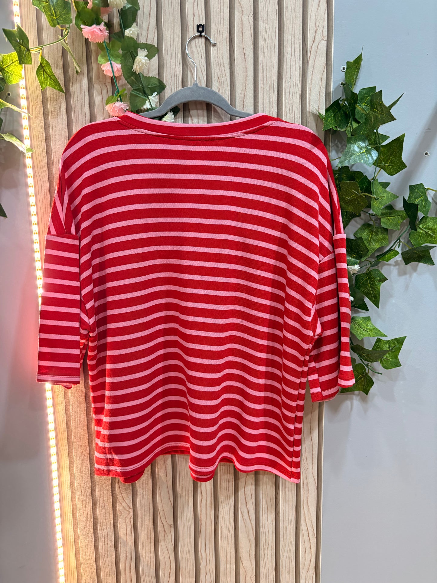 Camiseta Zirel.  El básico con actitud que transforma cualquier look.