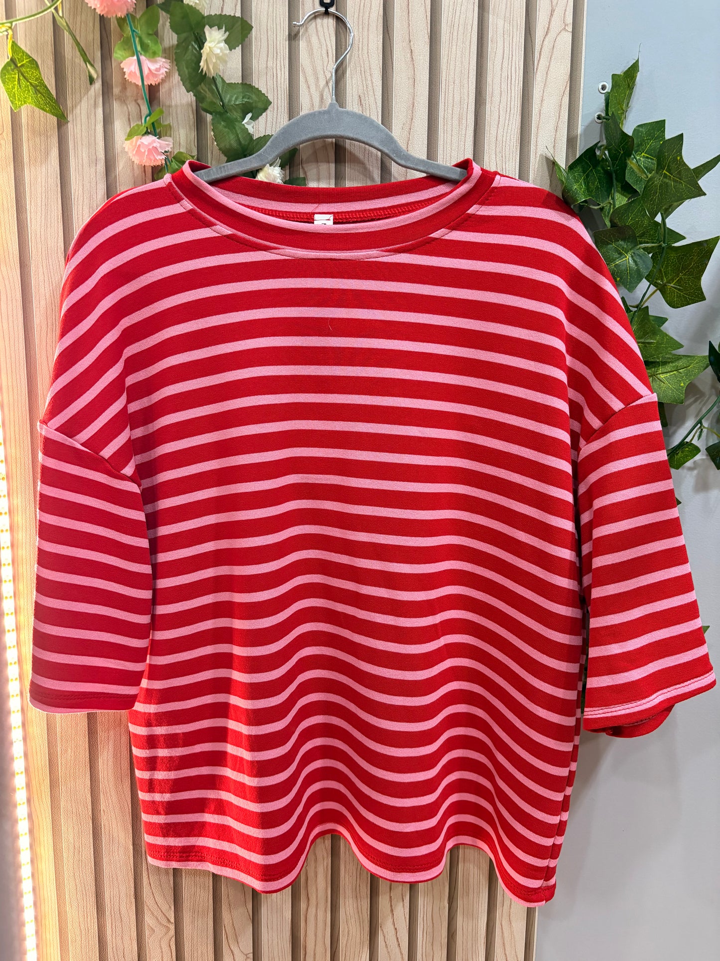 Camiseta Zirel.  El básico con actitud que transforma cualquier look.