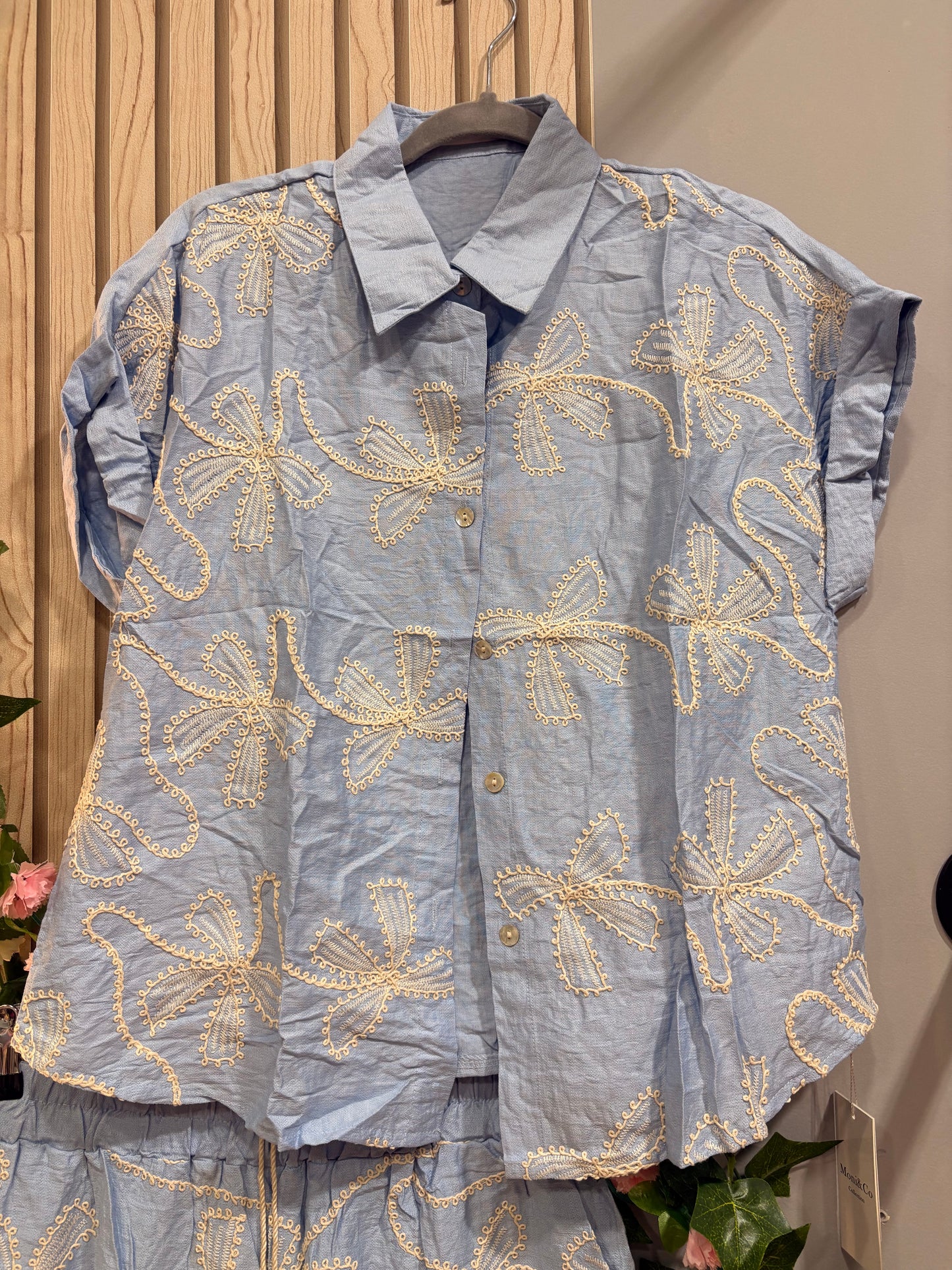 Conjunto Aura Bordado – set mujer con camisa y pantalón ancho bordado azul