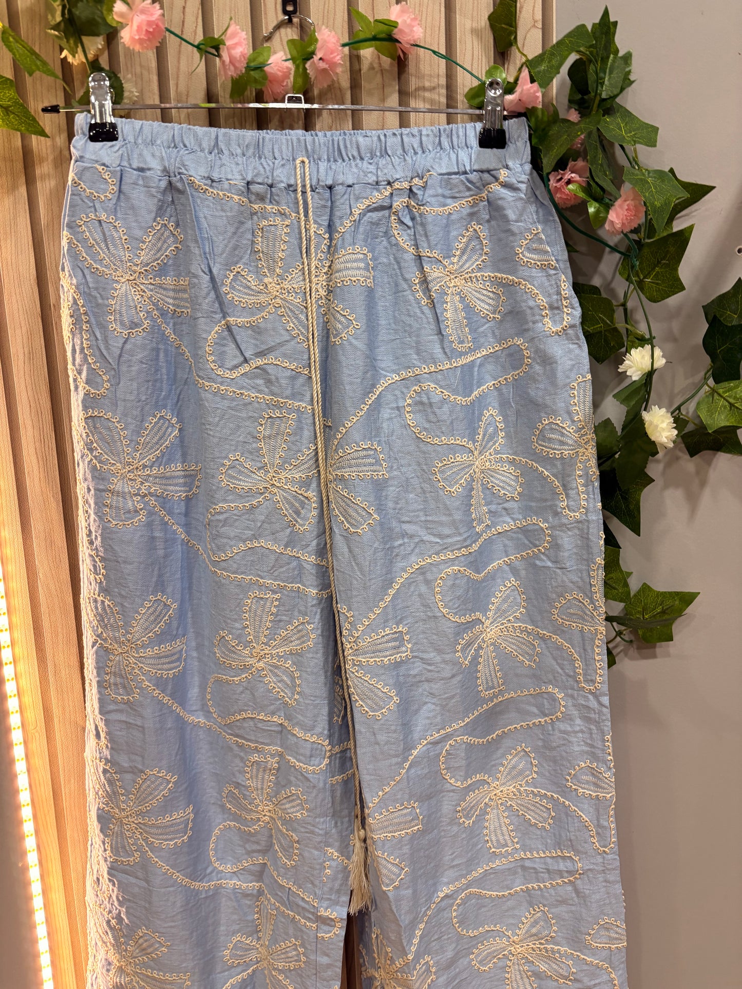 Conjunto Aura Bordado – set mujer con camisa y pantalón ancho bordado azul