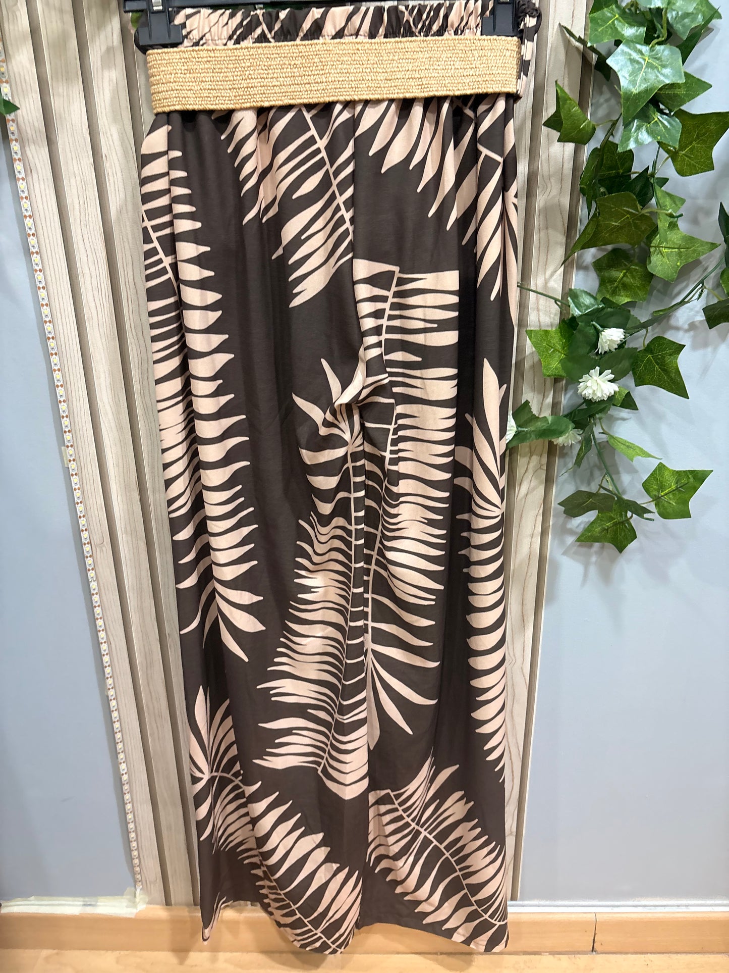 Pantalón Maore Fluido, elegante y con ese aire exótico que eleva cualquier look.