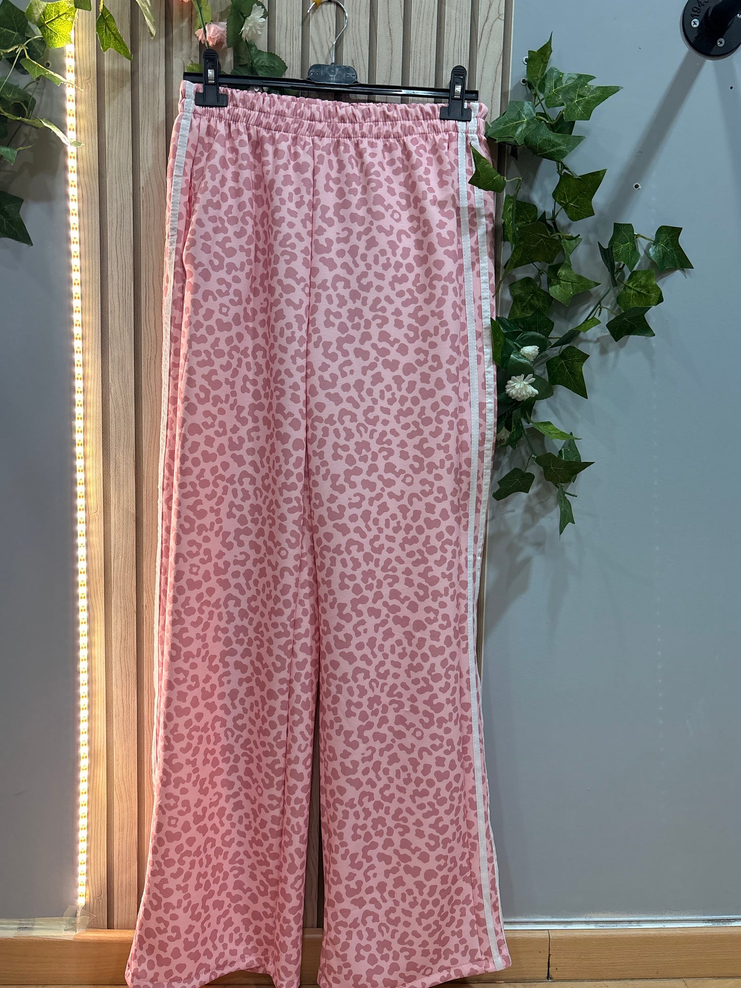 Conjunto Effortless – set deportivo estampado mujer con pantalón ancho y camiseta oversize